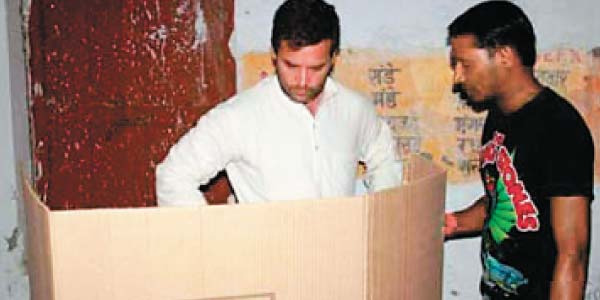 வாக்குசாவடிக்குள் into the machine during the election from Amethi Rahul's visi