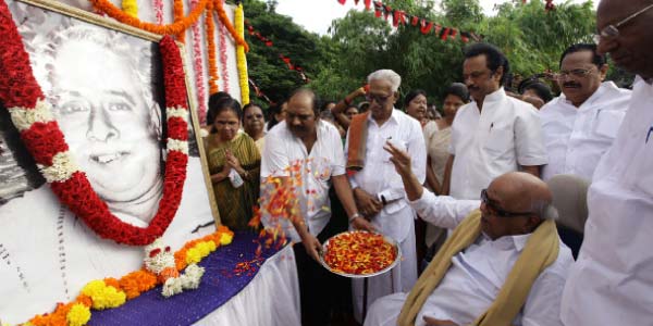 104 Birthday: Most floral respect to the statue of Anna
