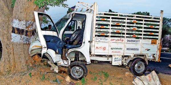 Load Auto collided into a tree: 4 persons died