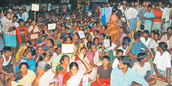 Night road blockade : protest against powercut